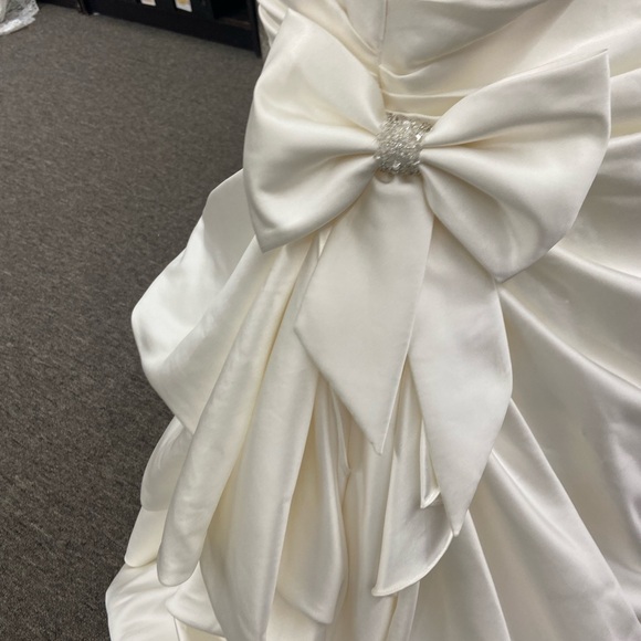 David's Bridal Elegant Cream Wedding Dress - Picture 5 of 16